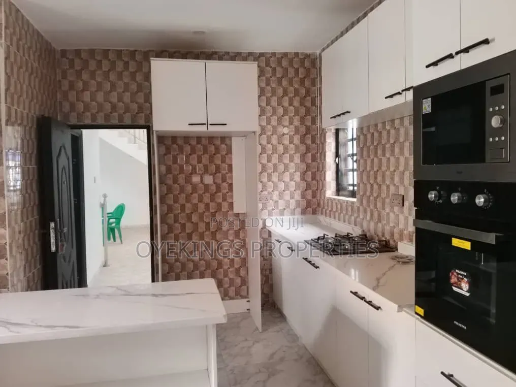 4bdrm Duplex in Oke Ibukun, Oluyole Estate for sale in Oluyole Estate