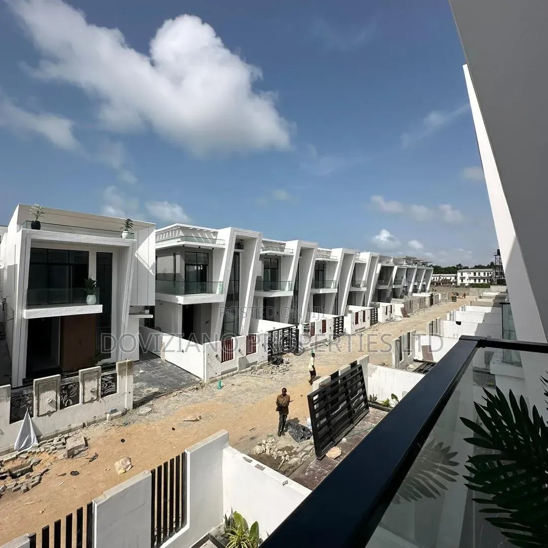 4bdrm Duplex in Ikota for sale in Ikota