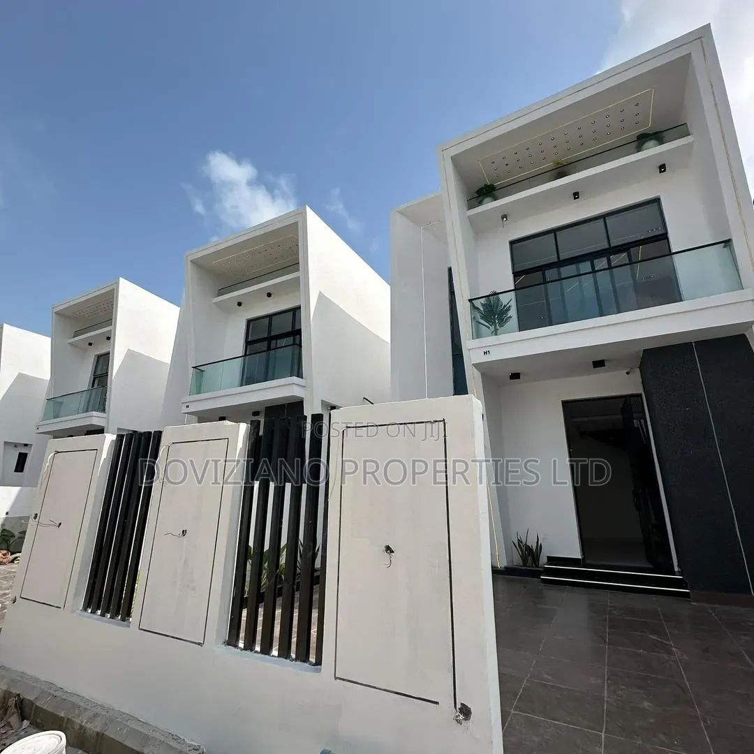 4bdrm Duplex in Ikota for sale in Ikota