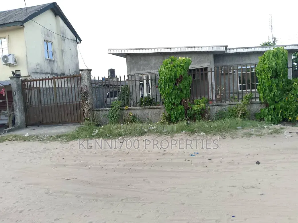 5bdrm Bungalow in Alatishe Road, Awoyaya for sale in Awoyaya
