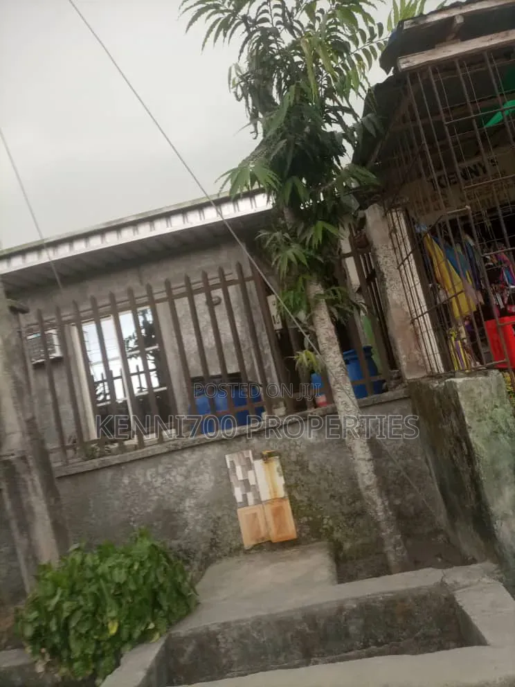 5bdrm Bungalow in Alatishe Road, Awoyaya for sale in Awoyaya