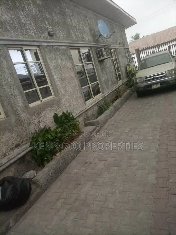 5bdrm Bungalow in Alatishe Road, Awoyaya for sale in Awoyaya