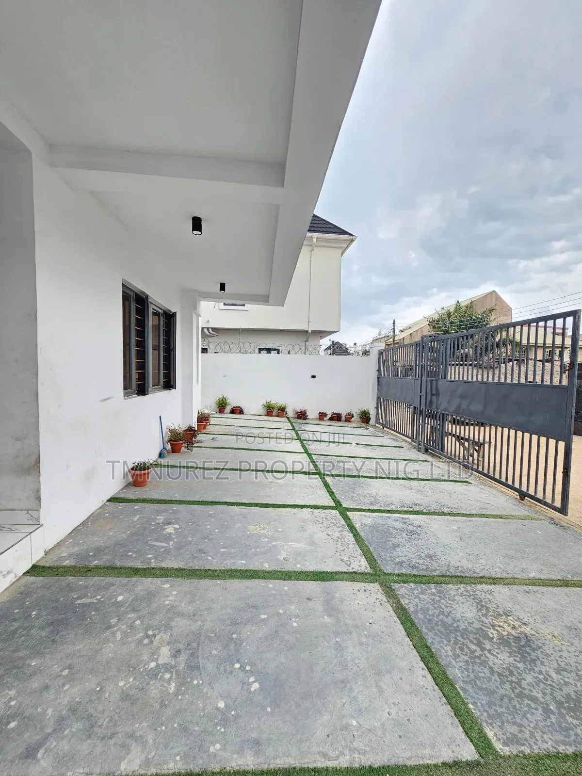 4bdrm Duplex in Ologolo for sale in Ologolo