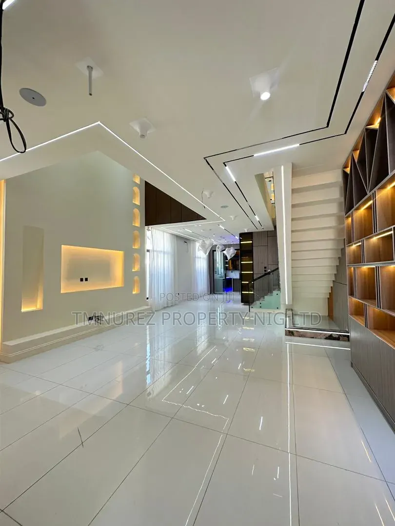 5bdrm Duplex in Chevron for sale in Chevron