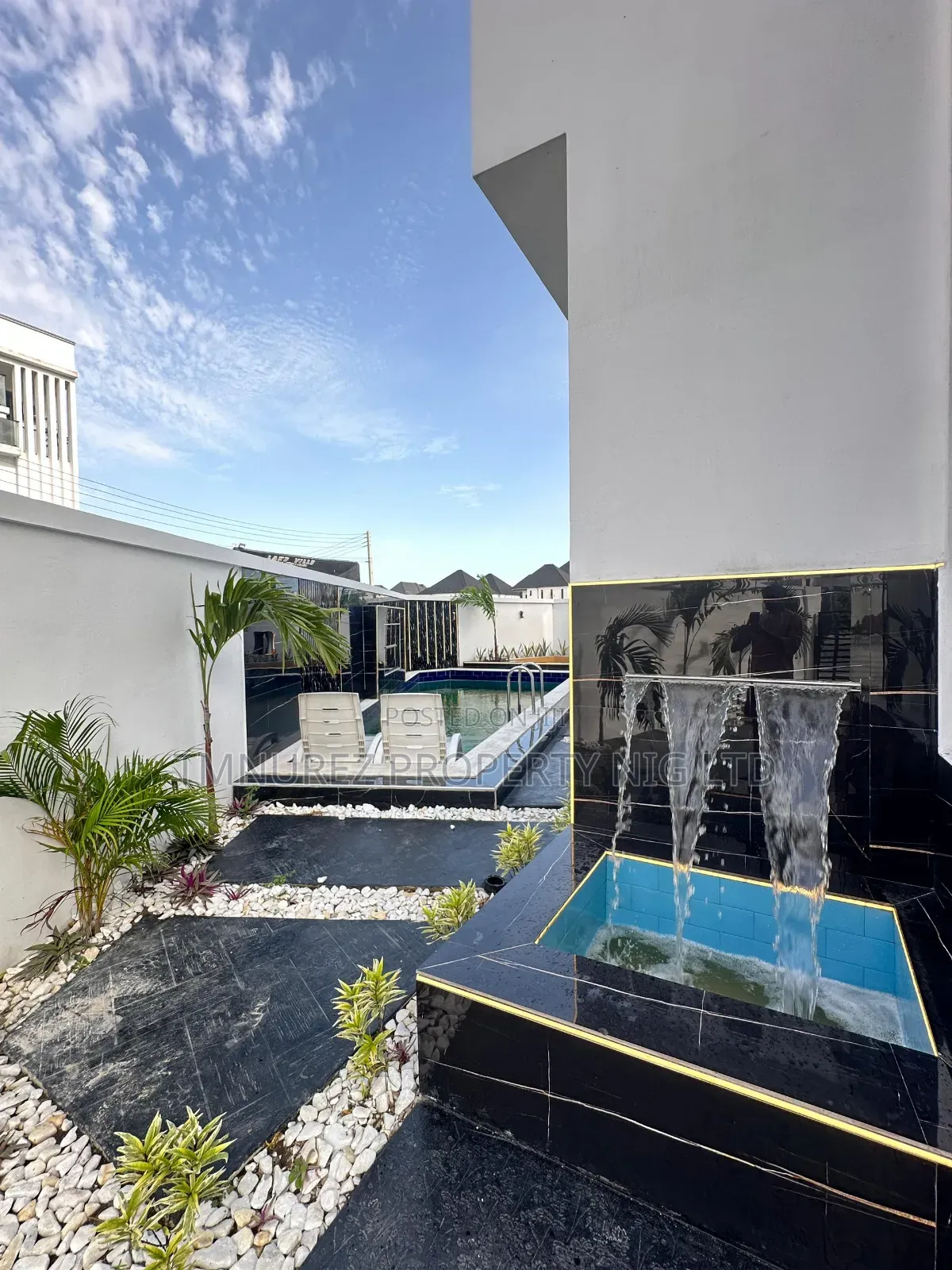 5bdrm Duplex in Chevron for sale in Chevron