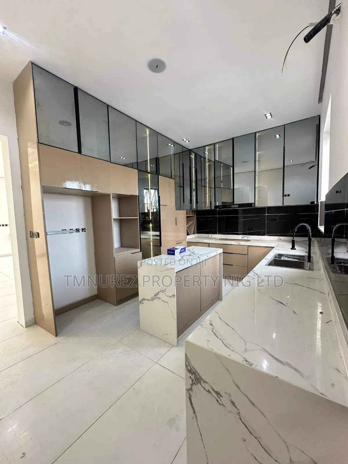 5bdrm Duplex in Chevron for sale in Chevron