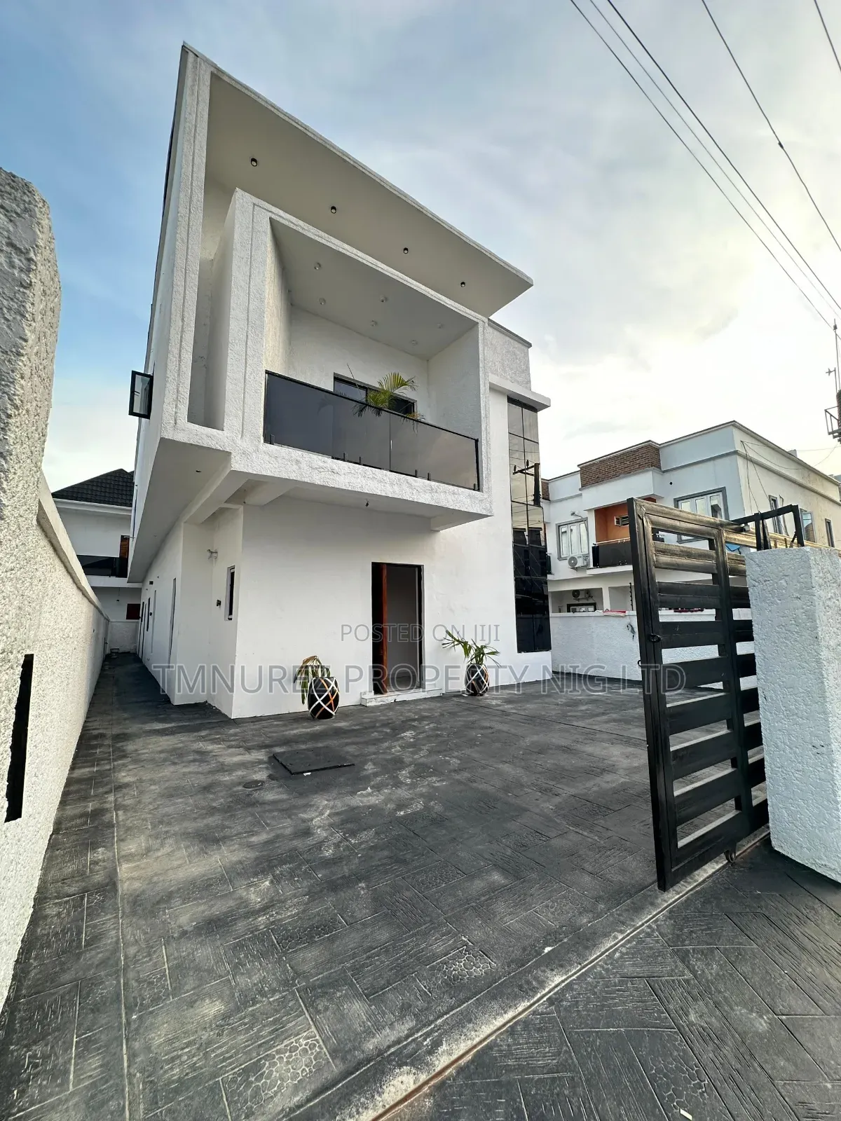4bdrm Duplex in Chevron for sale in Chevron