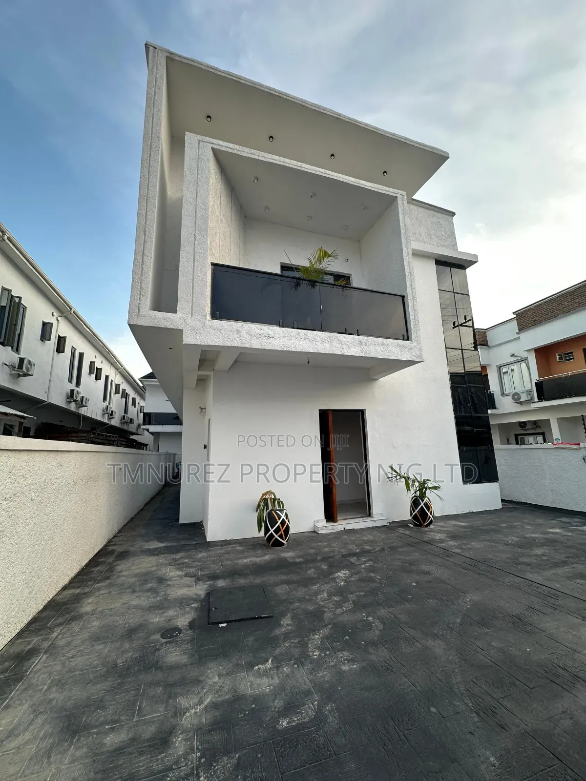 4bdrm Duplex in Chevron for sale in Chevron