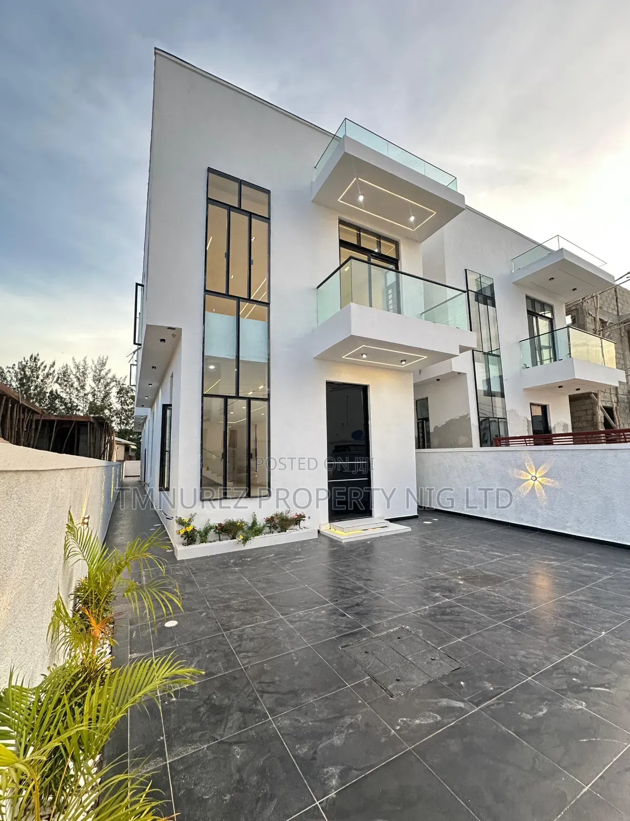 4bdrm Duplex in Ikota for sale in Ikota