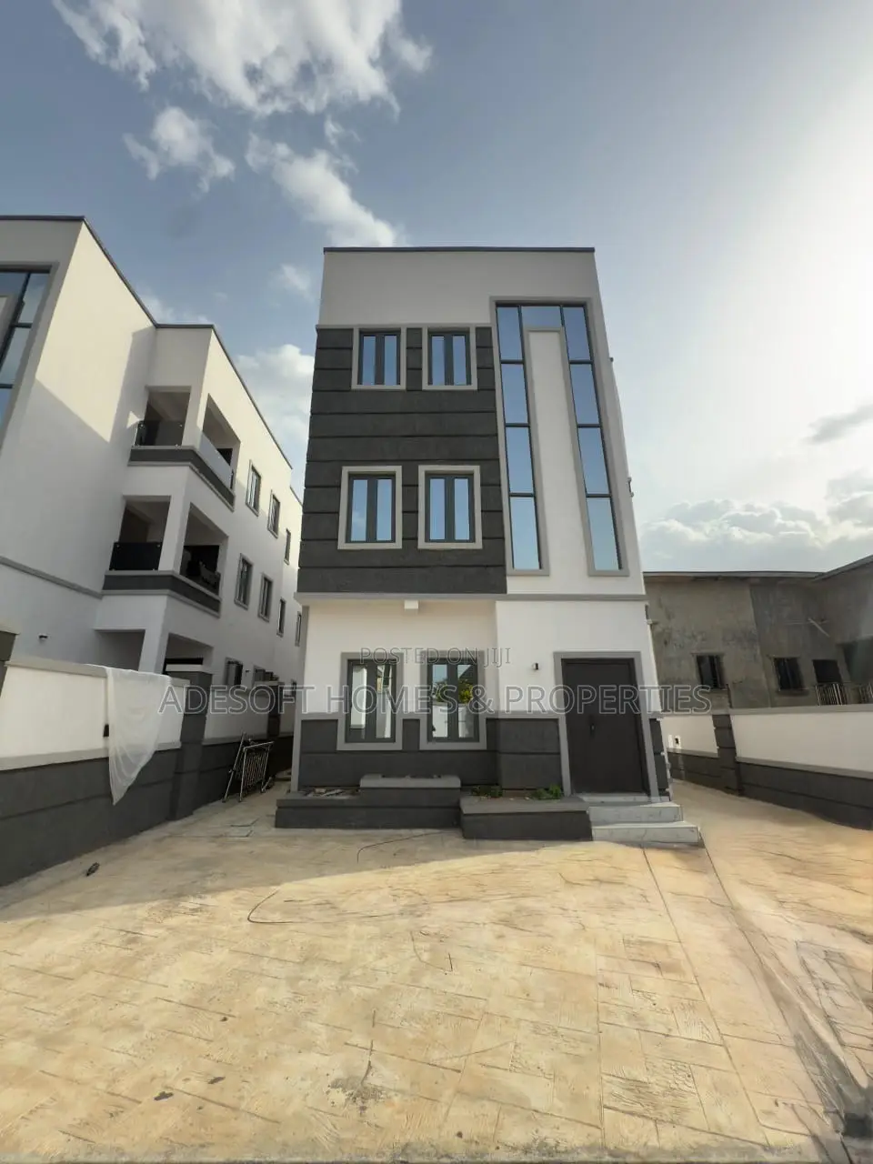 3bdrm Apartment in Kolapo Ishola Gra, for sale in Akobo