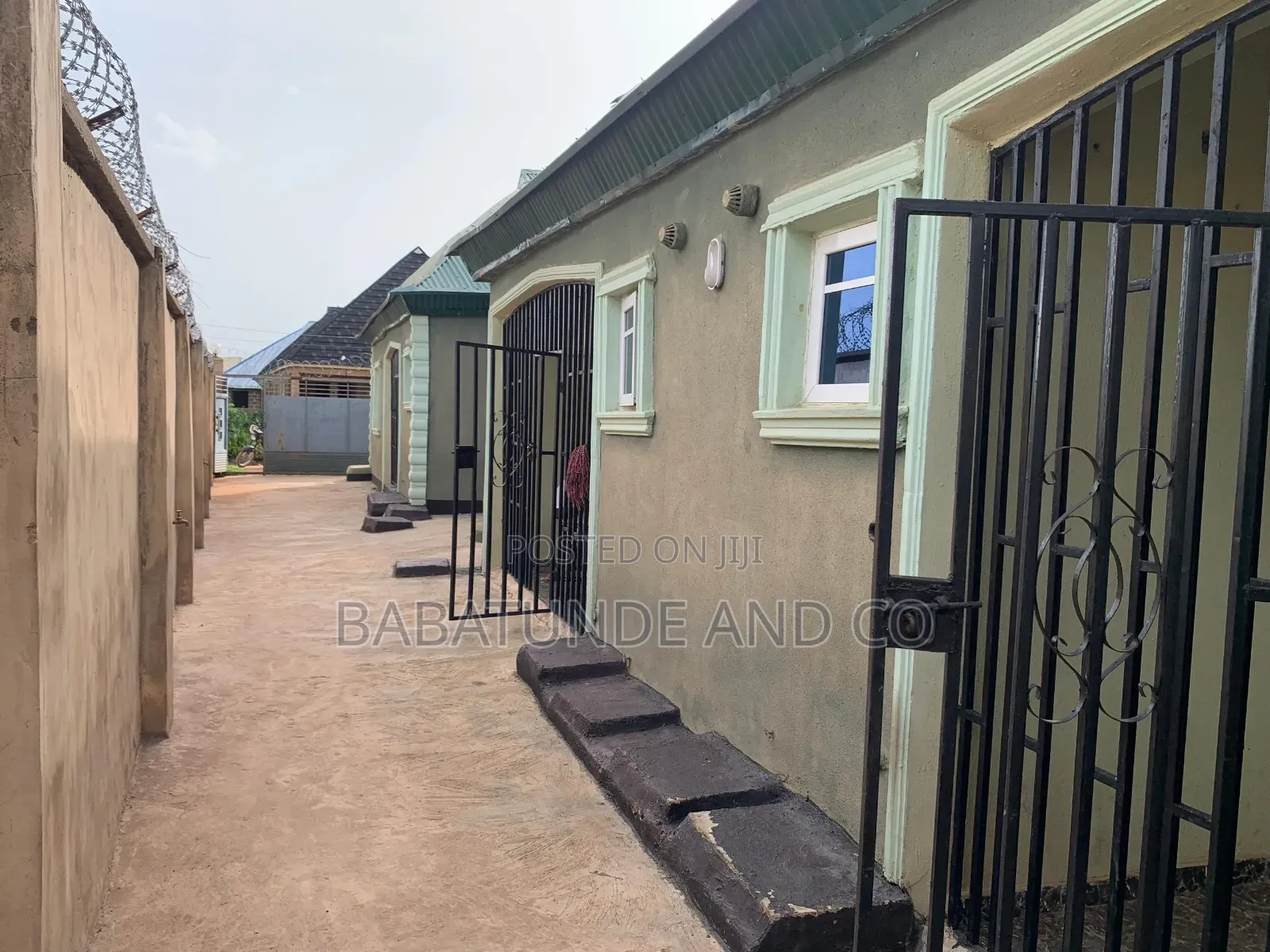 6bdrm Block of Flats in Moniya for sale in Moniya