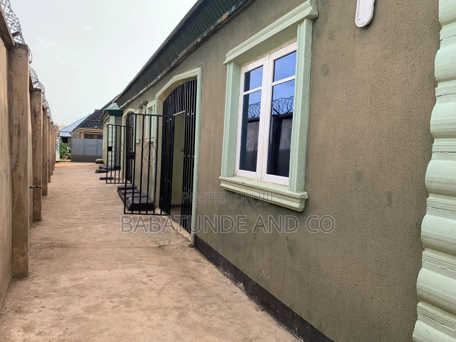 6bdrm Block of Flats in Moniya for sale in Moniya