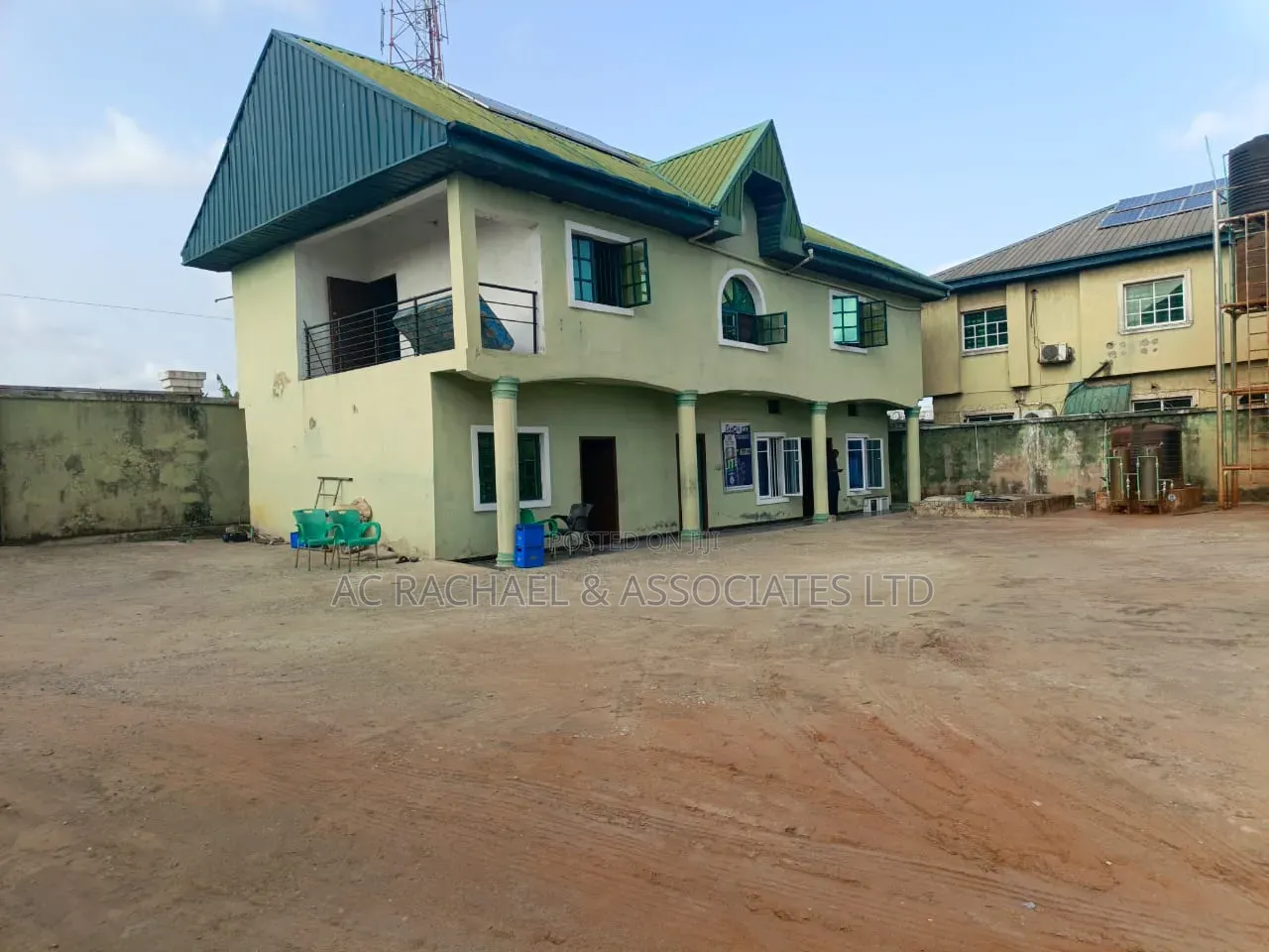 4bedrooms Detached House, a Shed and Trucking Yard on 2500sqm Land in Ago Palace