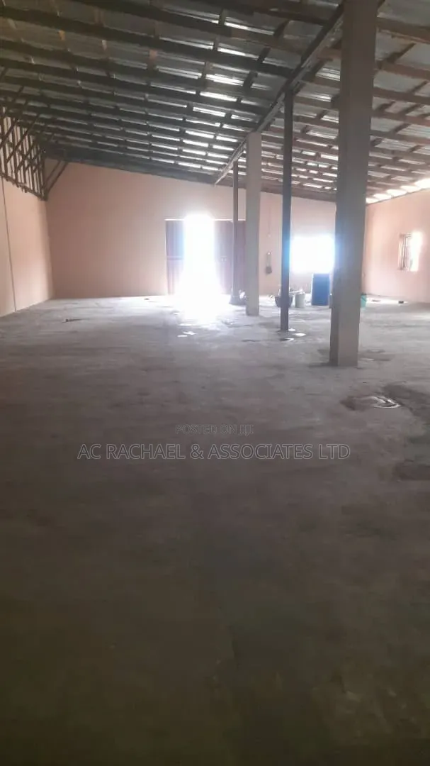 4bedrooms Detached House, a Shed and Trucking Yard on 2500sqm Land in Ago Palace