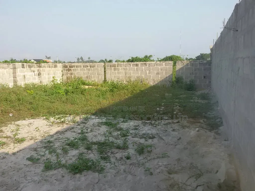 4bedrooms Detached House, a Shed and Trucking Yard on 2500sqm Land in Ago Palace