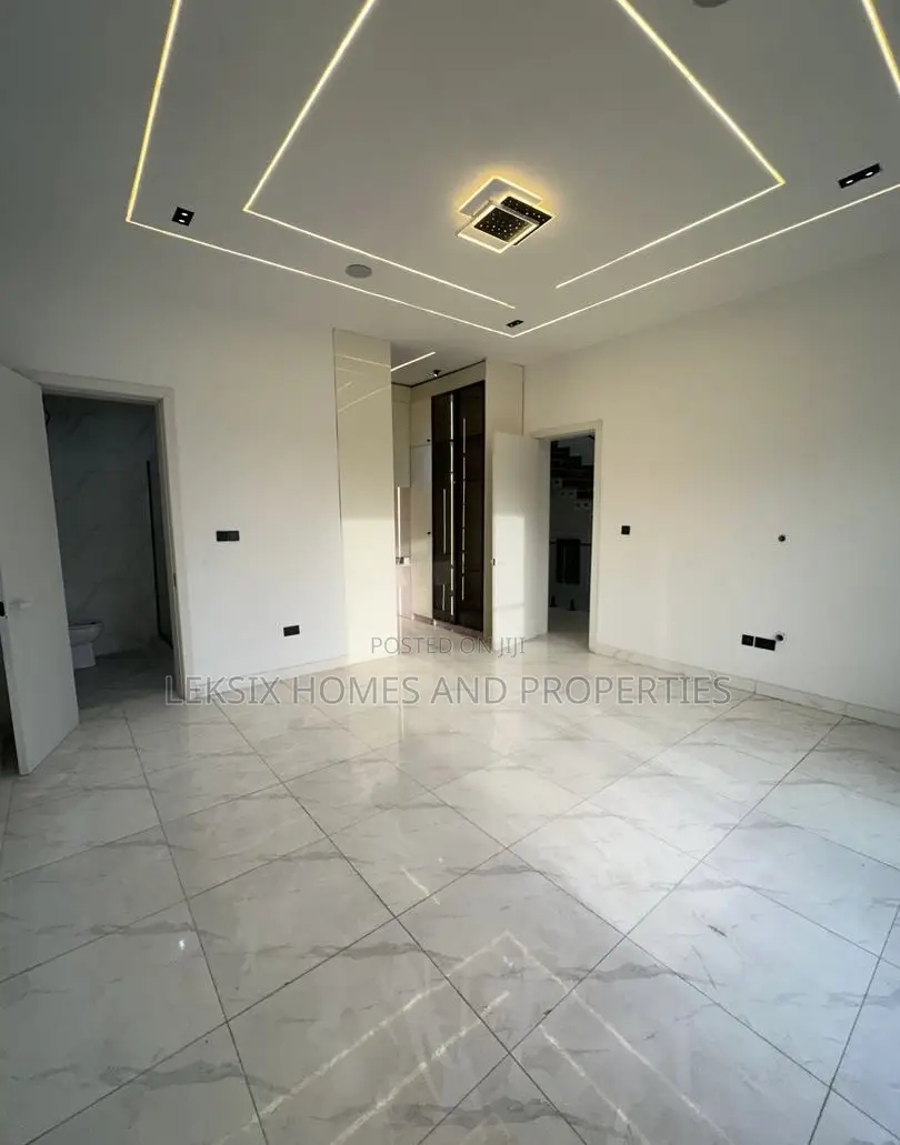 5bdrm Duplex in A Well Secured, Ikota for sale in Ikota