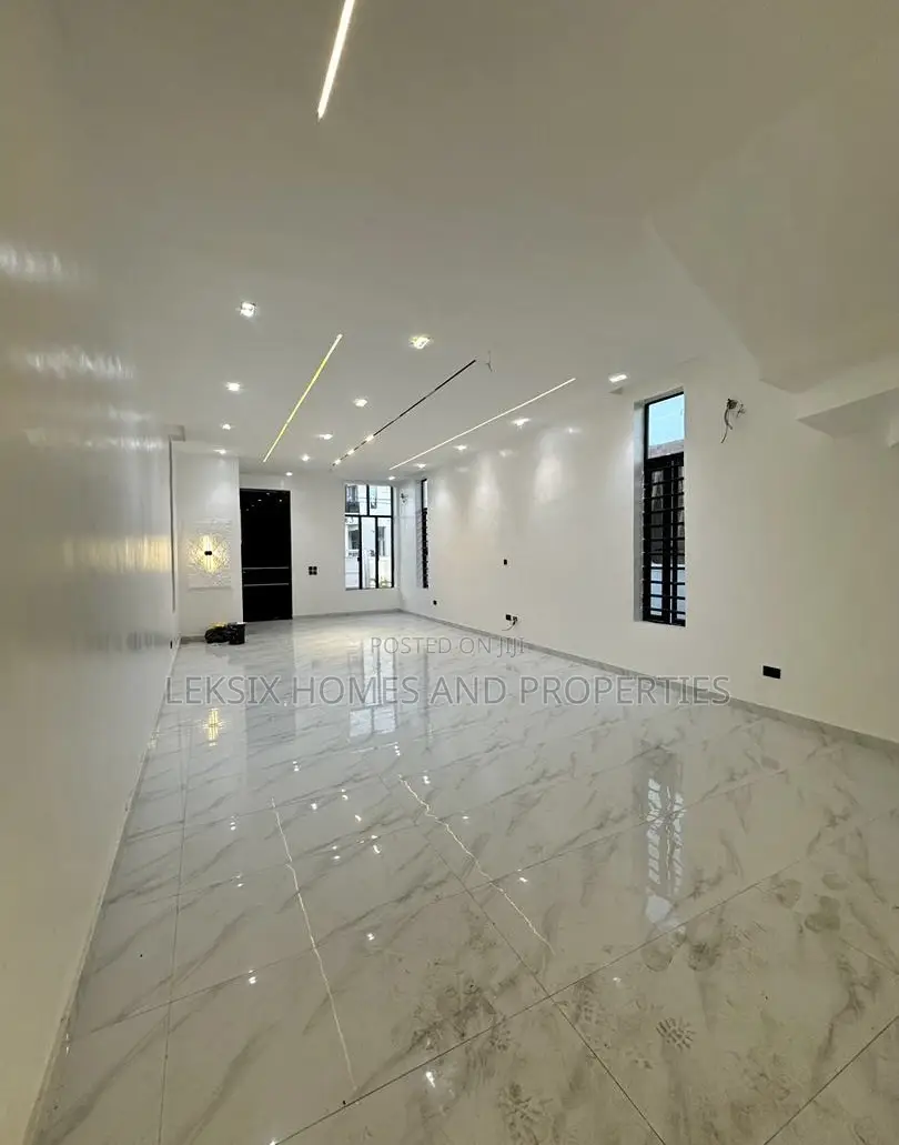 5bdrm Duplex in A Well Secured, Ikota for sale in Ikota