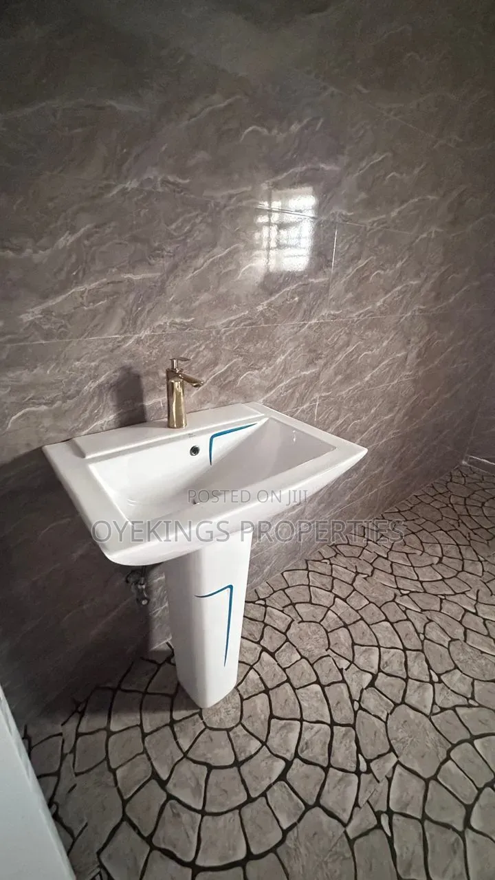 5bdrm Duplex in Ireakari Estate for sale in Oluyole Estate