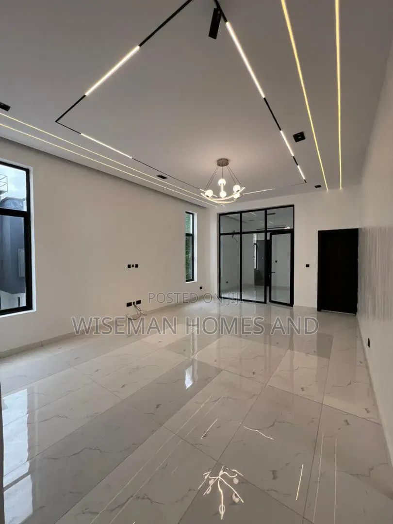 5bdrm Duplex in Chevron Lekki for sale in Chevron