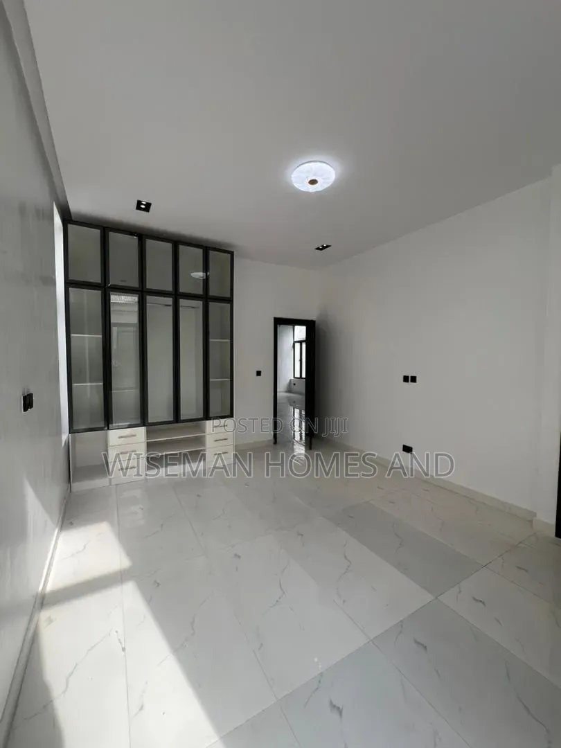 5bdrm Duplex in Chevron Lekki for sale in Chevron