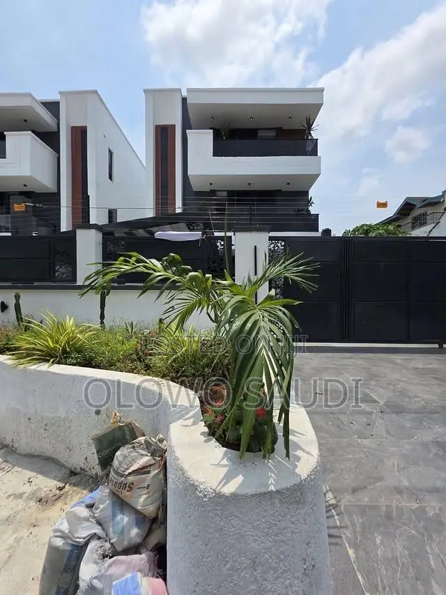 5bdrm Duplex in Lekki Phase 1 for sale in Lekki Phase 1