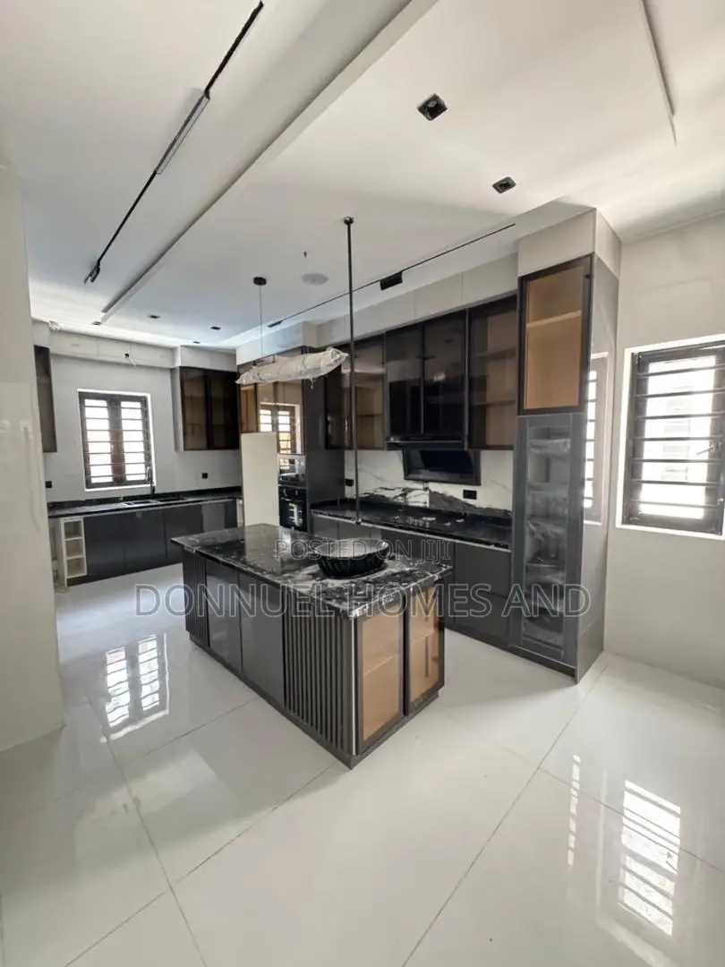 5bdrm Duplex in Ikate for sale in Ikate