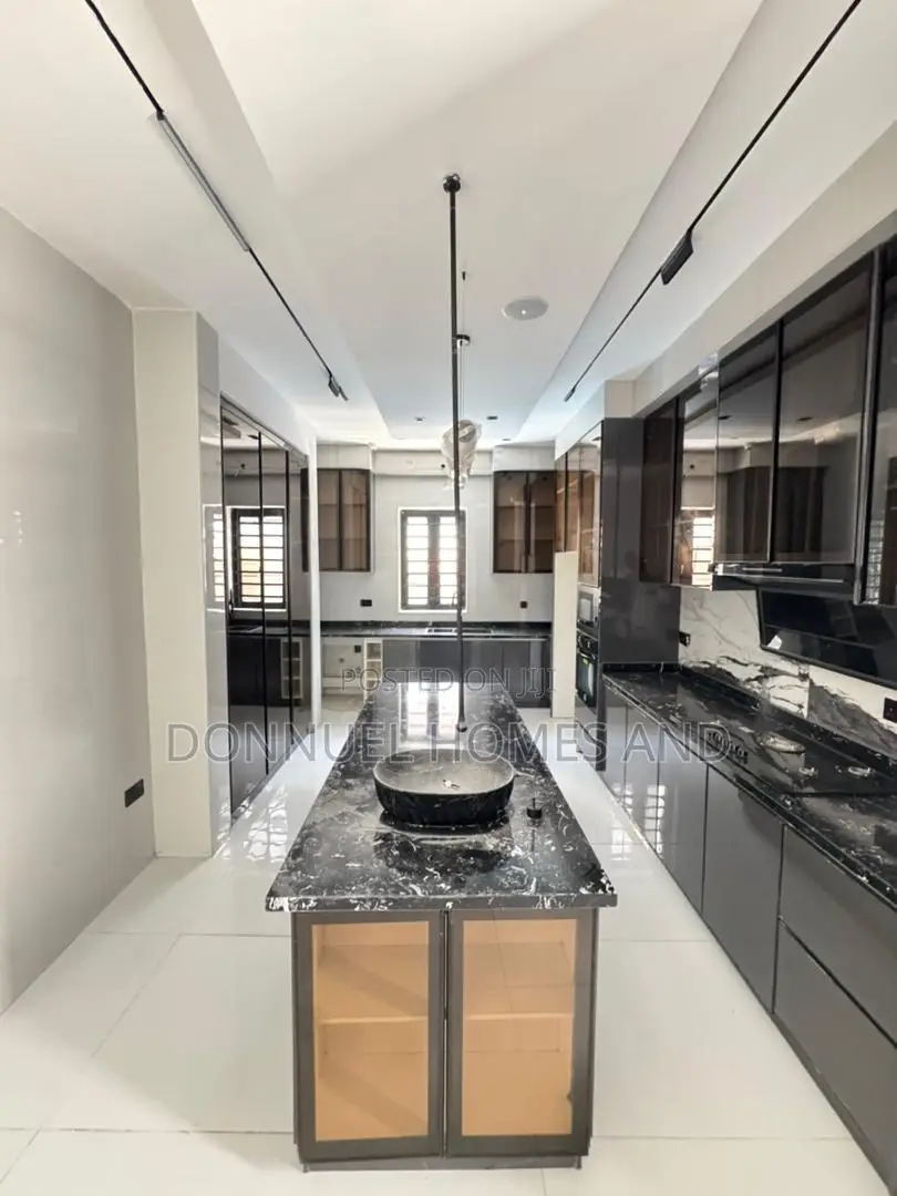 5bdrm Duplex in Ikate for sale in Ikate