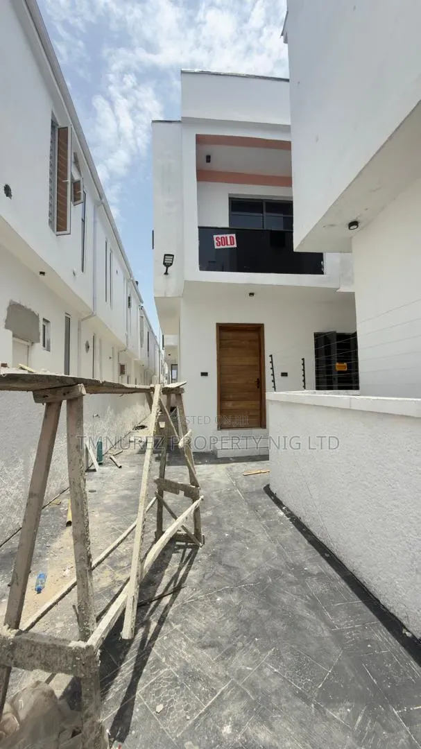 4bdrm Duplex in Ikota for rent in Ikota