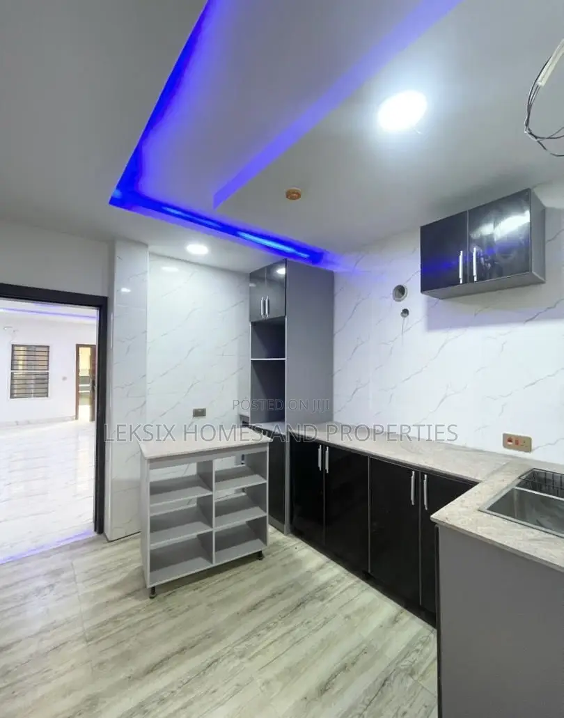 2bdrm Apartment in A Well Secured, Lekki Phase 1 for sale in Lekki Phase 1