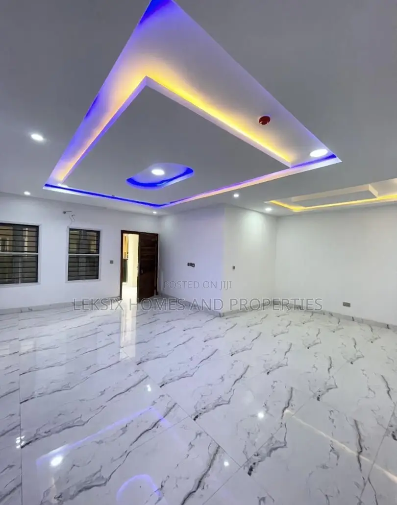 2bdrm Apartment in A Well Secured, Lekki Phase 1 for sale in Lekki Phase 1