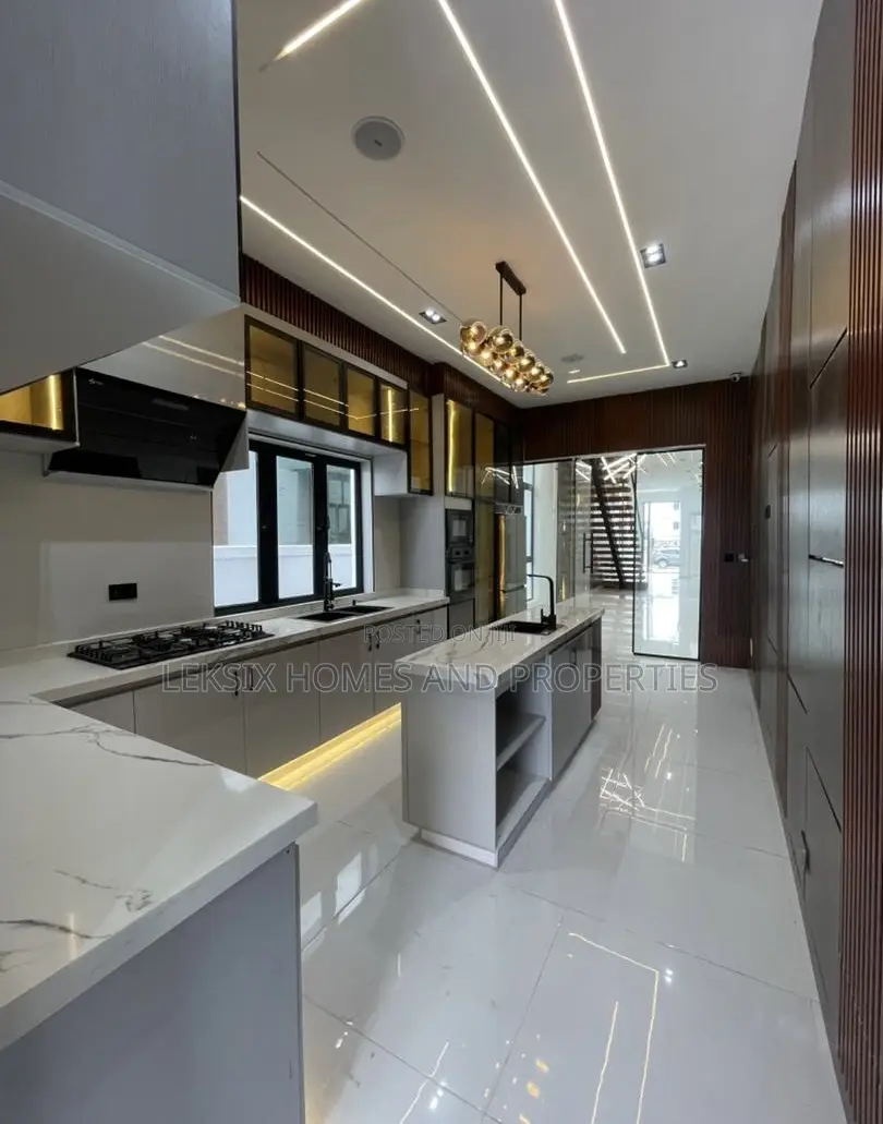 5bdrm Duplex in A Well Secured, Ikota for sale in Ikota