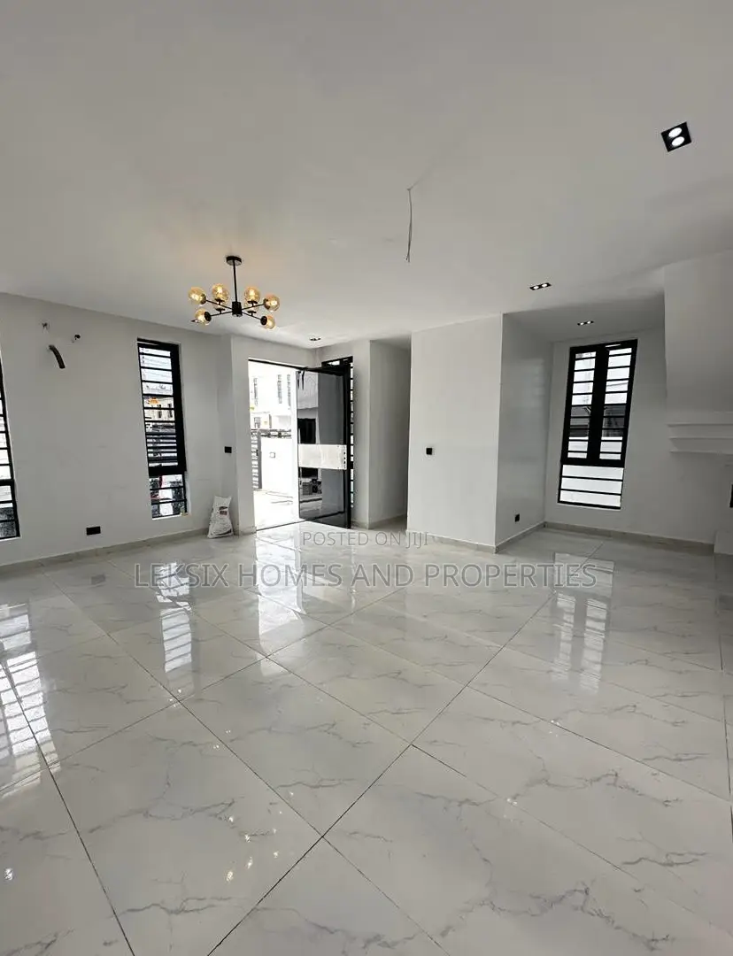 5bdrm Duplex in A Well Secured, Ikota for sale in Ikota