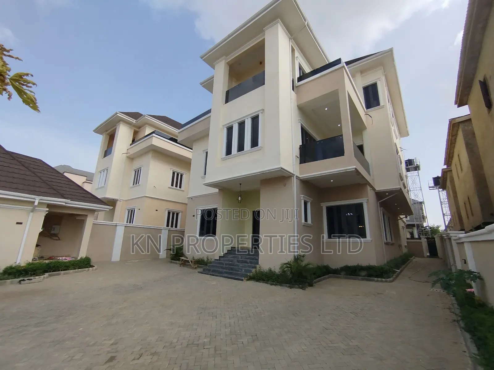 7bdrm Duplex in Gusape, Guzape District for sale in Guzape District