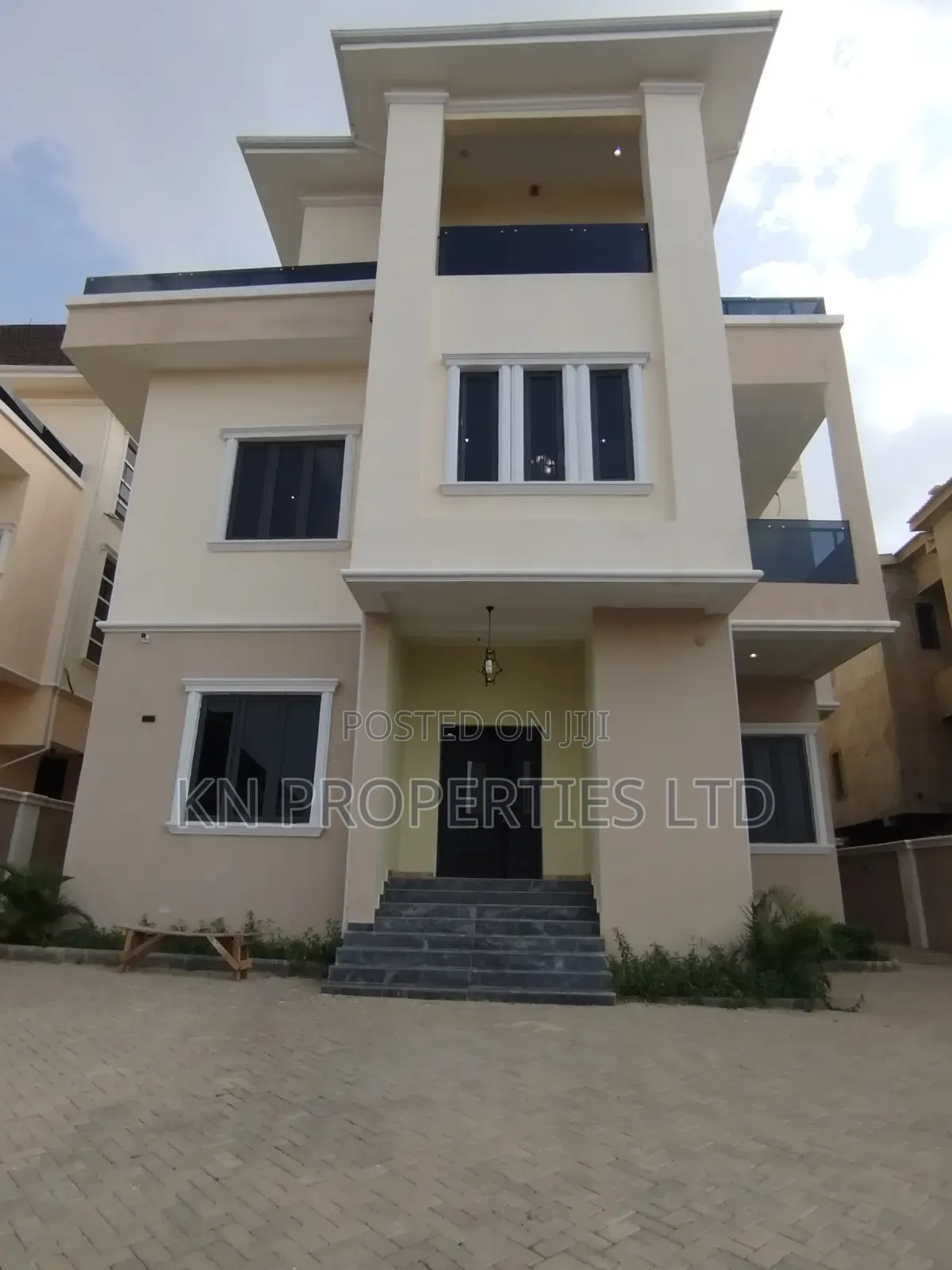 7bdrm Duplex in Gusape, Guzape District for sale in Guzape District
