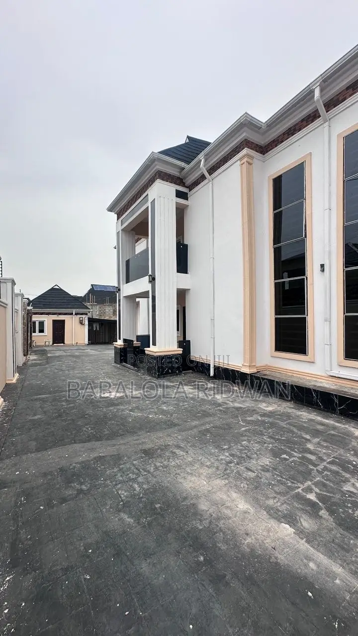 5bdrm Duplex in Ire Akari Estate, Akala Express for sale in Akala Express