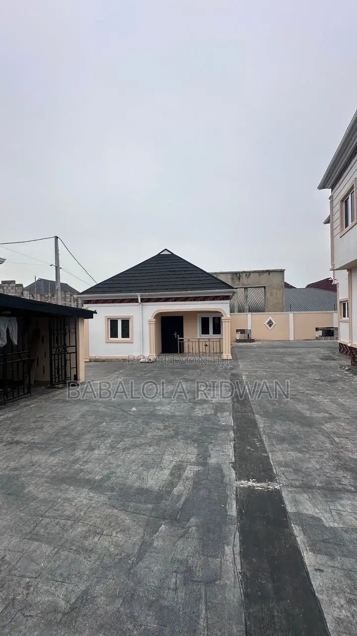 5bdrm Duplex in Ire Akari Estate, Akala Express for sale in Akala Express
