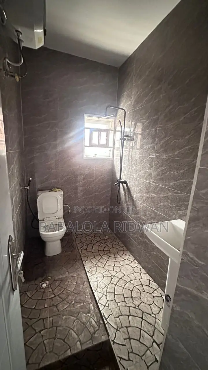 5bdrm Duplex in Ire Akari Estate, Akala Express for sale in Akala Express