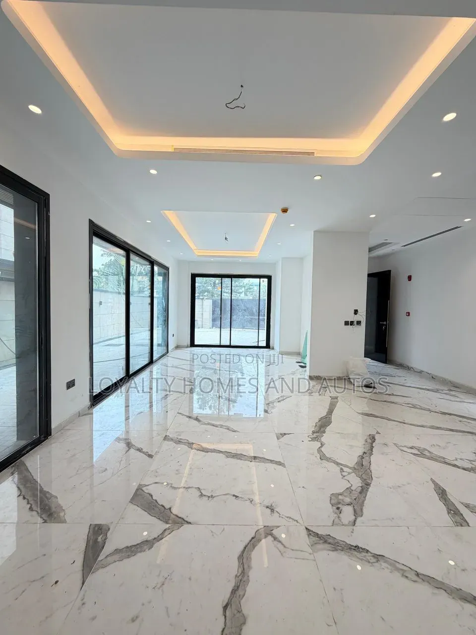5bdrm Duplex in Banana Island for sale in Banana Island