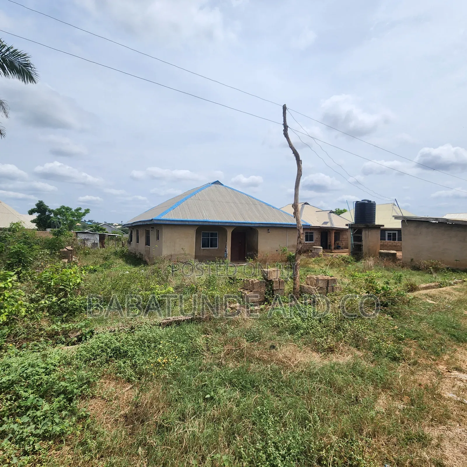 3bdrm Bungalow in Laagbe, Akingbile, Moniya for sale in Moniya