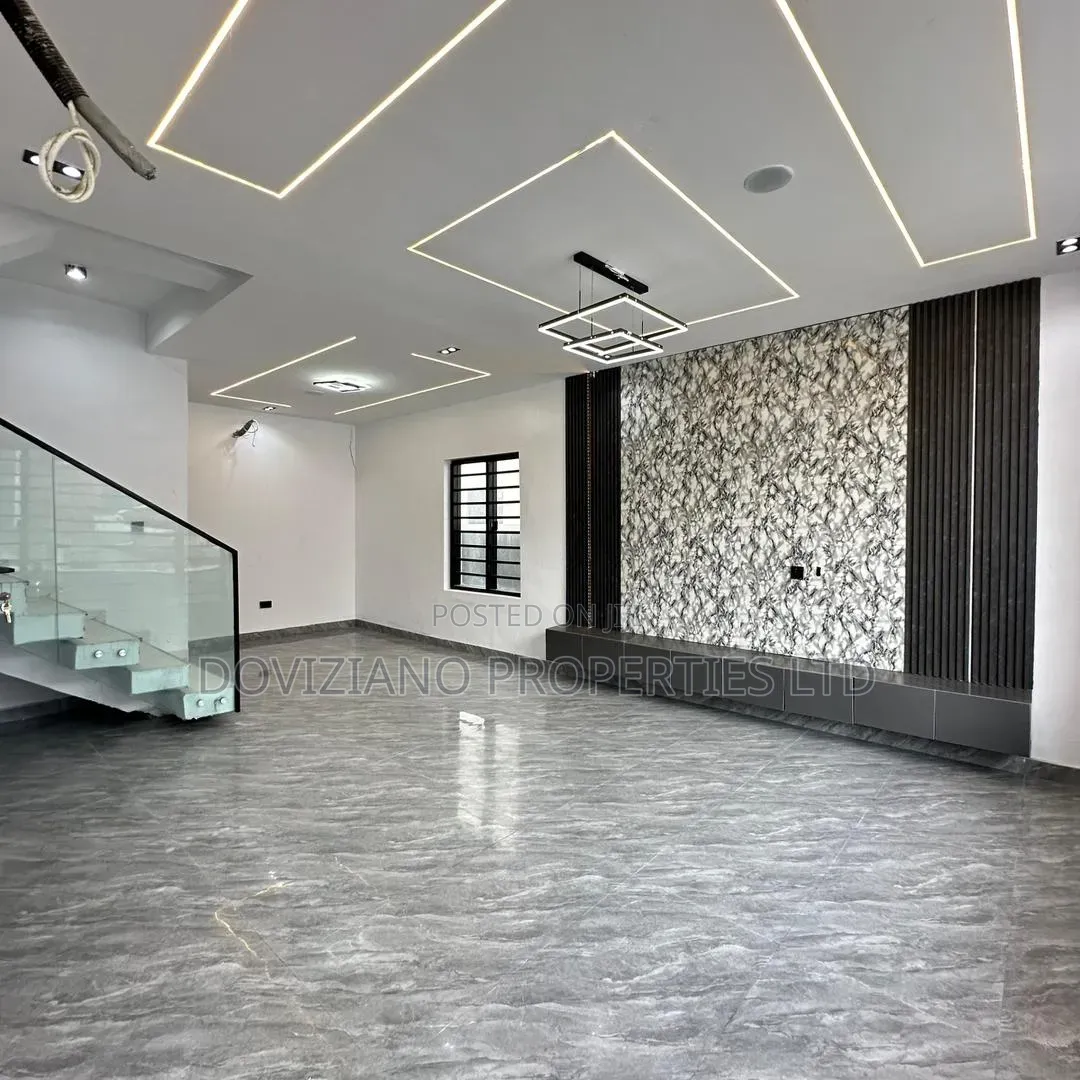 4bdrm Duplex in Ikota for sale in Ikota