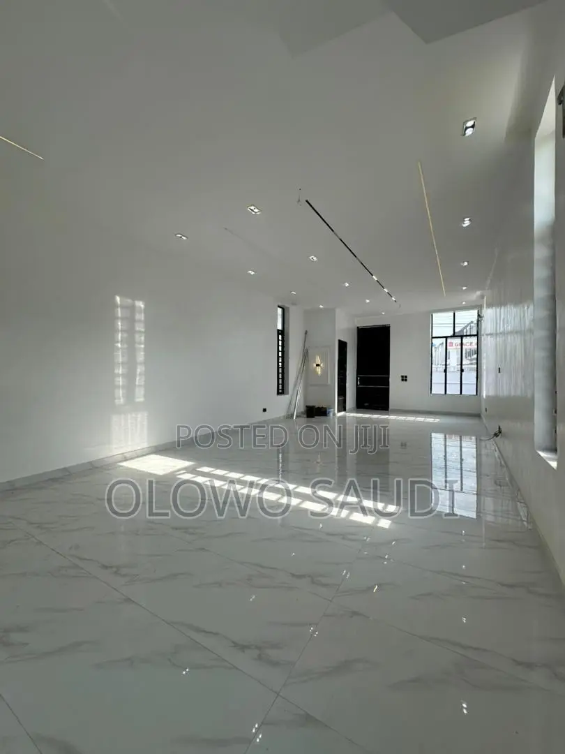 5bdrm Duplex in Ikota for sale in Ikota
