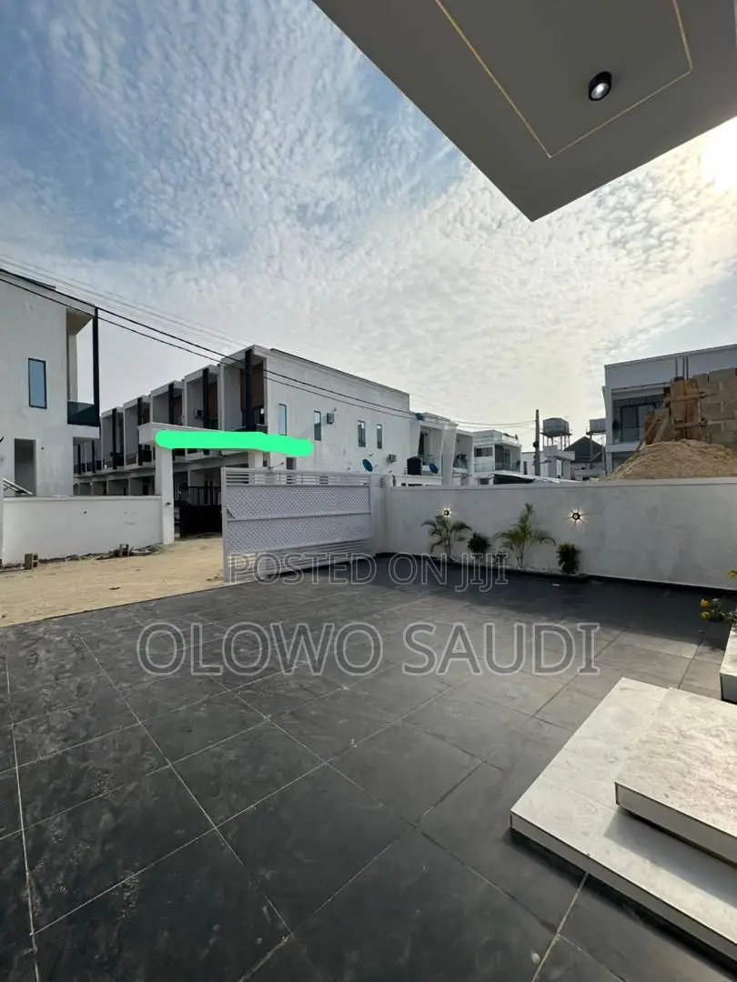 5bdrm Duplex in Ikota for sale in Ikota