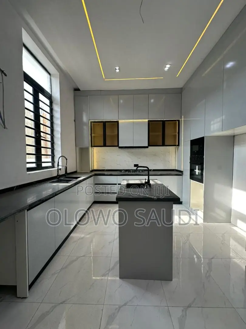 5bdrm Duplex in Ikota for sale in Ikota