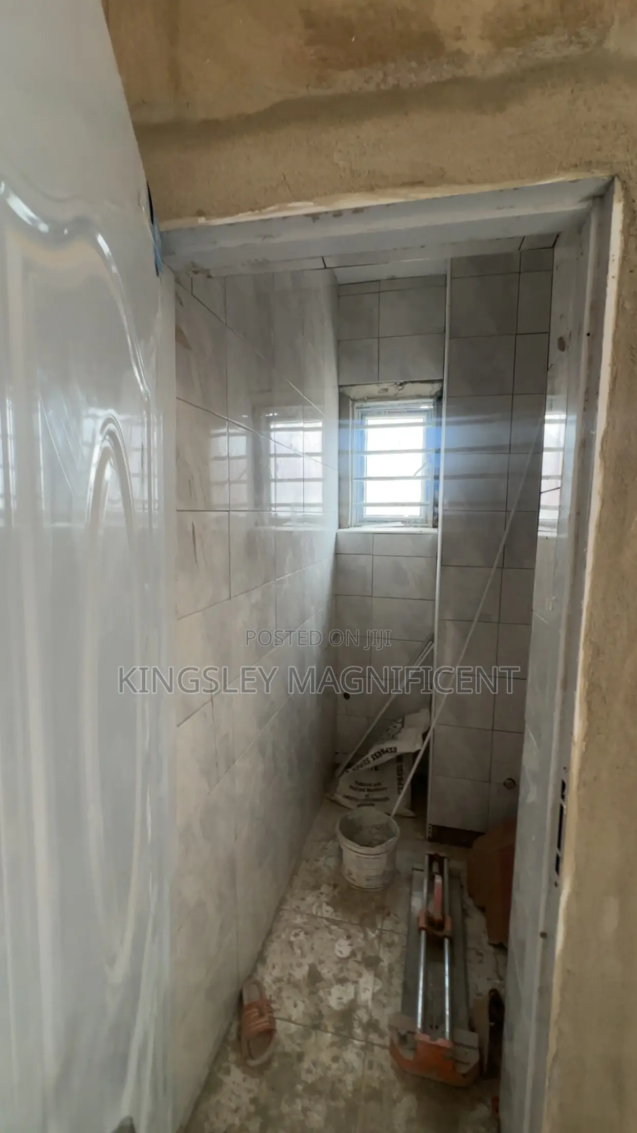 3bdrm Block of Flats in Kyami Airport Road, Lugbe District for sale in Lugbe District