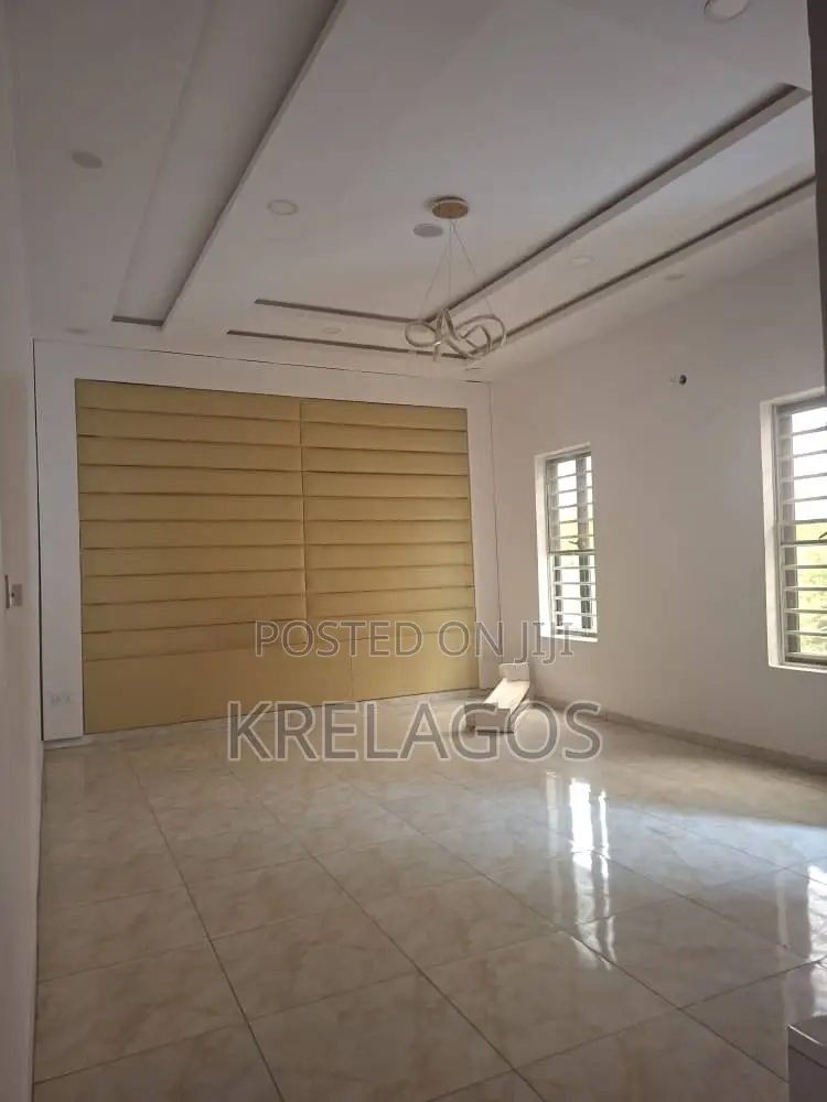 4bdrm Duplex in 2Nd Toll Gate, Chevron for rent in Chevron