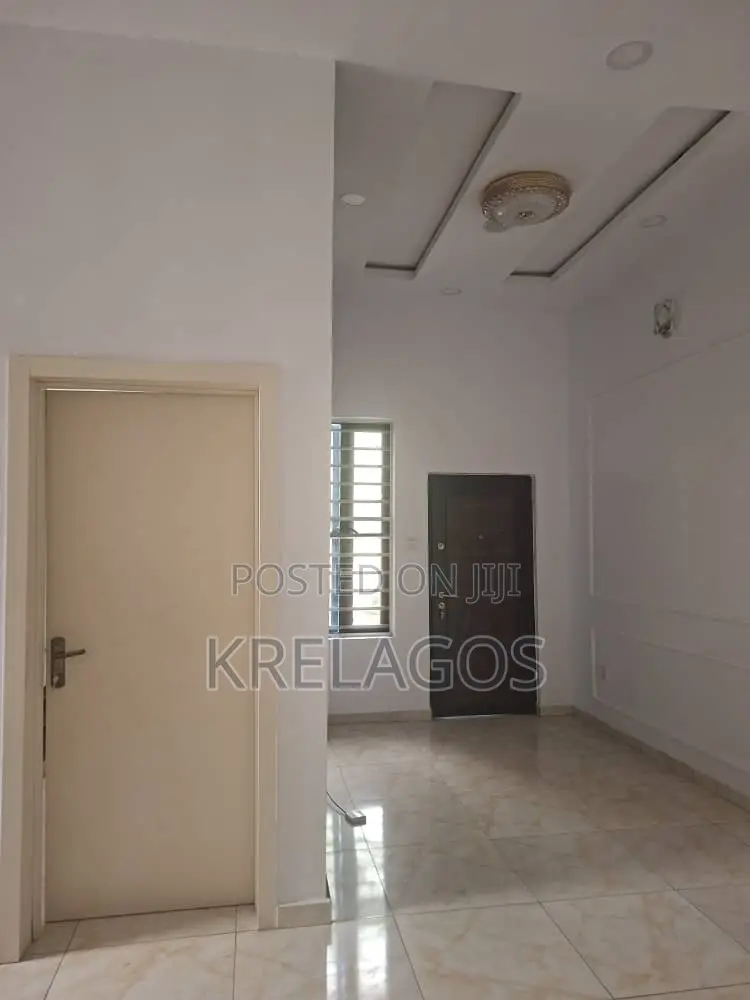4bdrm Duplex in 2Nd Toll Gate, Chevron for rent in Chevron