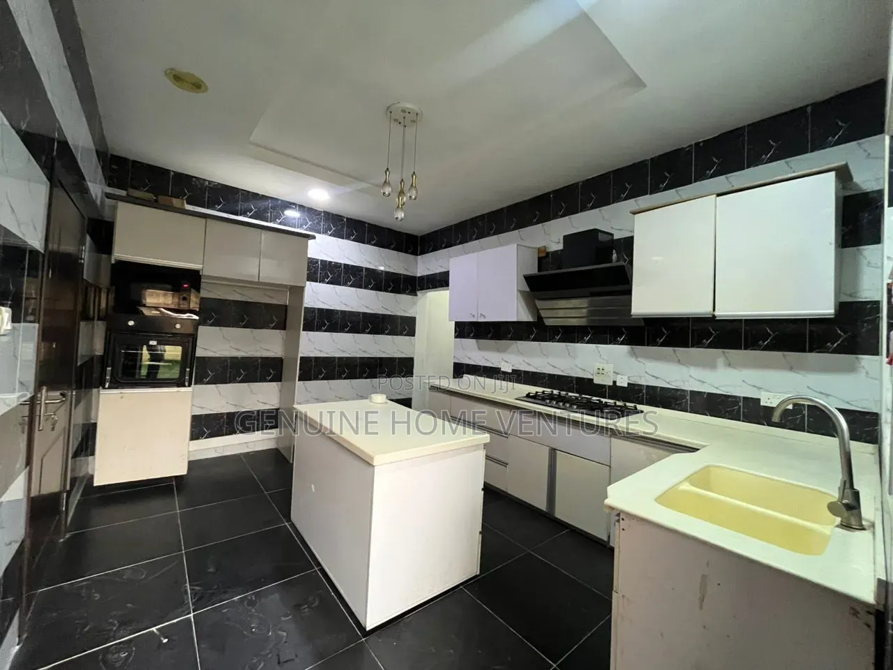 4bdrm Duplex in Orchid, Chevron for rent in Chevron