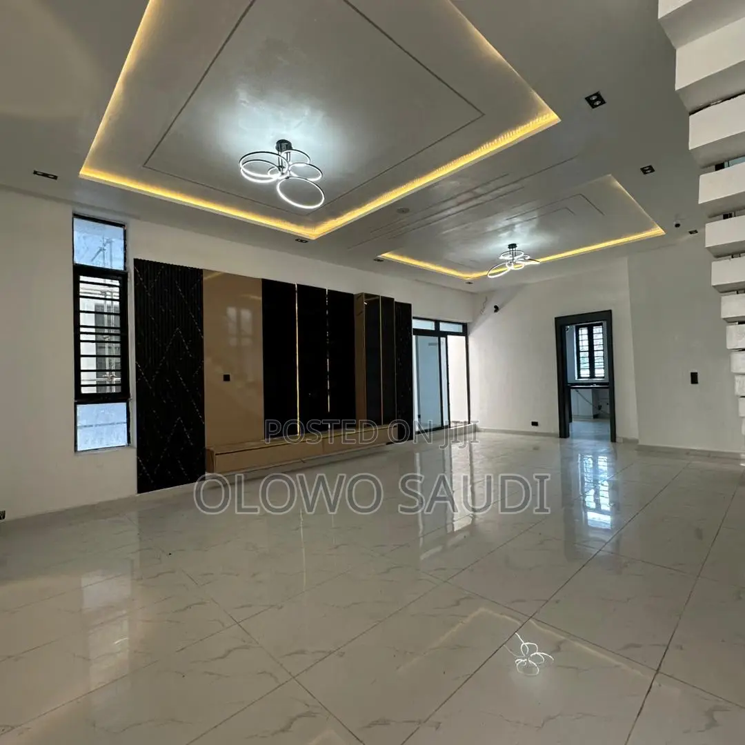 5bdrm Duplex in Beside Vgc for sale in VGC / Ajah