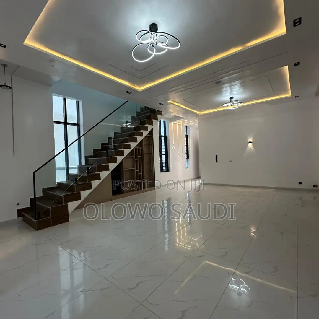 5bdrm Duplex in Beside Vgc for sale in VGC / Ajah