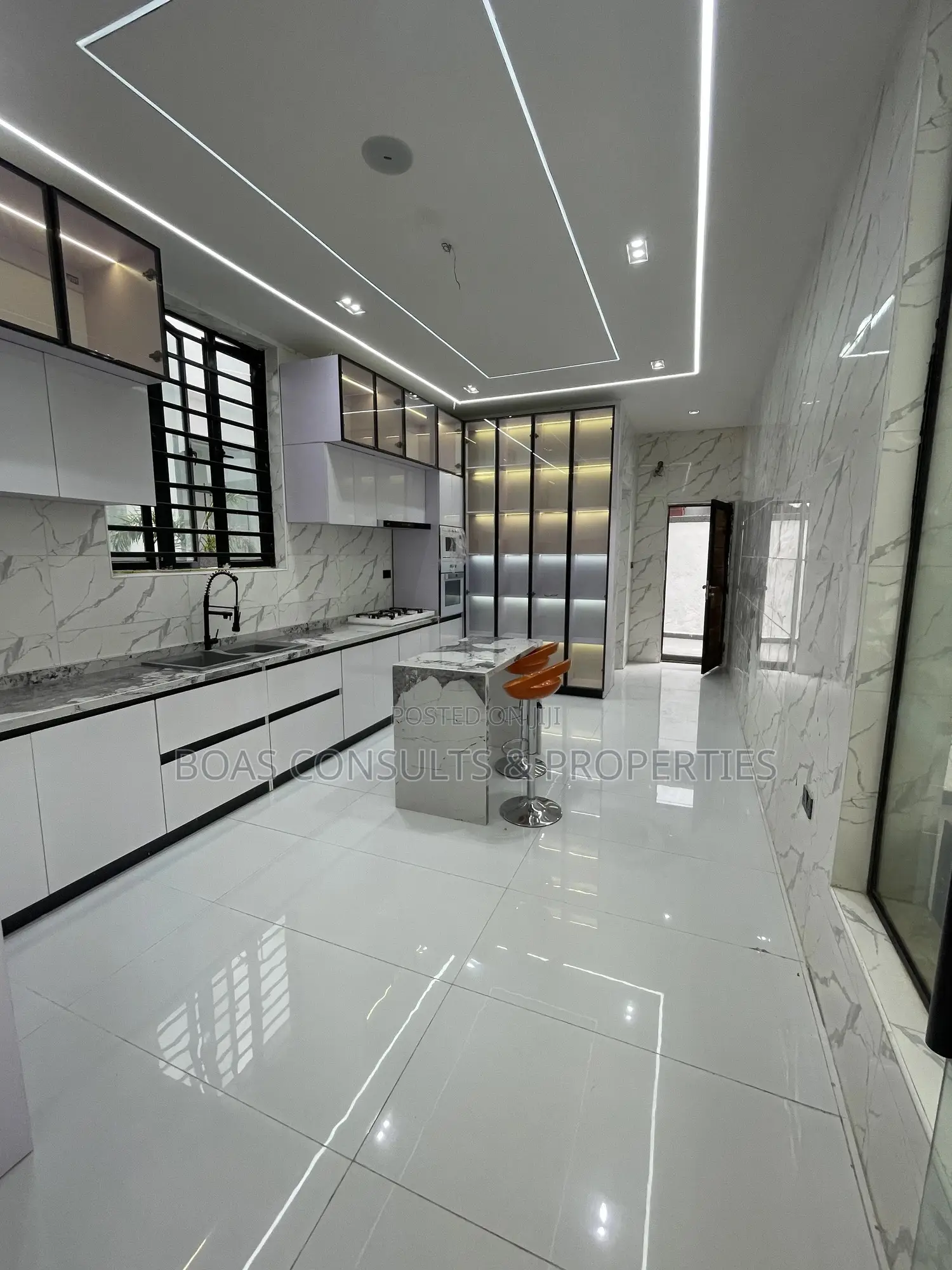 5bdrm Duplex in Lekki Phase 2 for sale in Lekki Phase 2